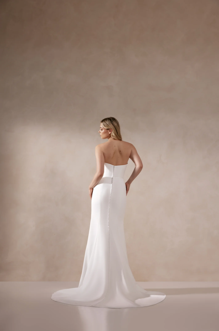 Skye - robe de mariée moderne ajustée et épurée à encolure carré sans bretelles avec fente à la jambe Skye - robe de mariée moderne ajustée et épurée à encolure carré sans bretelles avec fente à la jambe