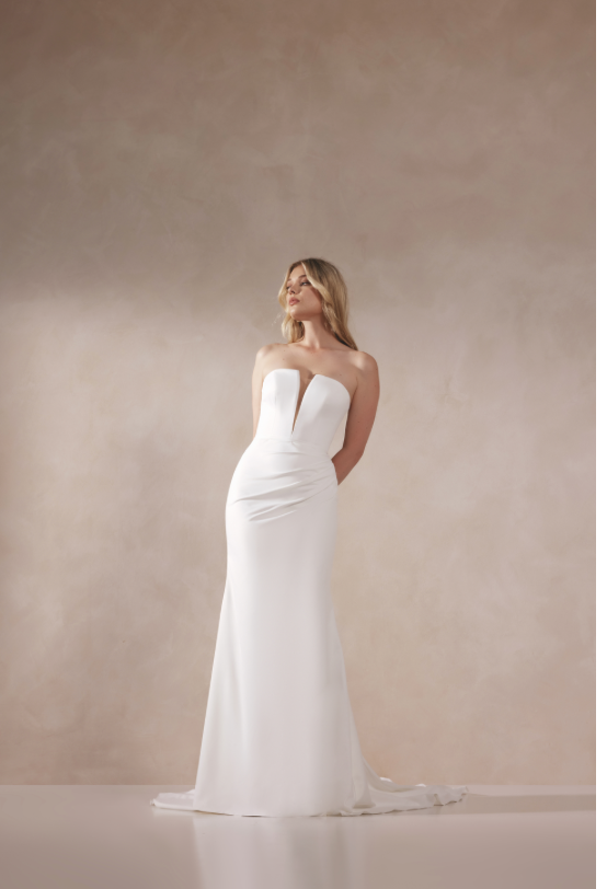 Skye - robe de mariée moderne ajustée et épurée à encolure carré sans bretelles avec fente à la jambe Skye - robe de mariée moderne ajustée et épurée à encolure carré sans bretelles avec fente à la jambe