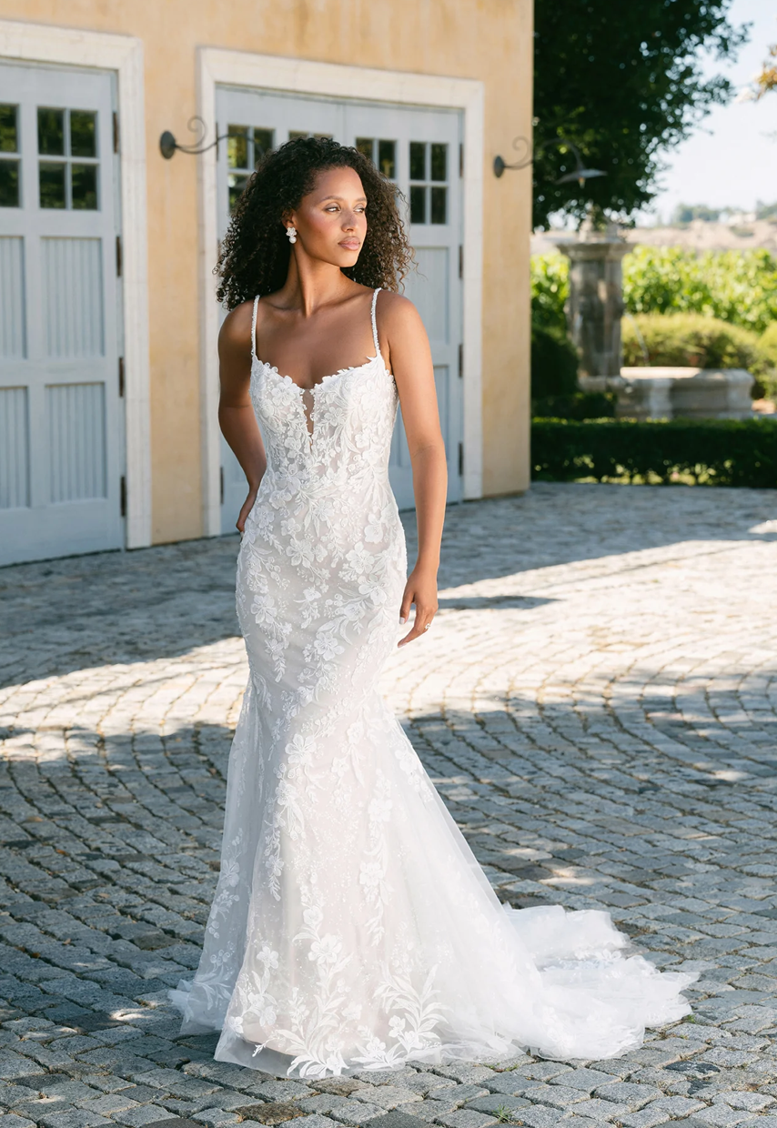 Ambre - robe de mariée coupe ajustée en dentelle avec dos nu Ambre - robe de mariée coupe ajustée en dentelle avec dos nu