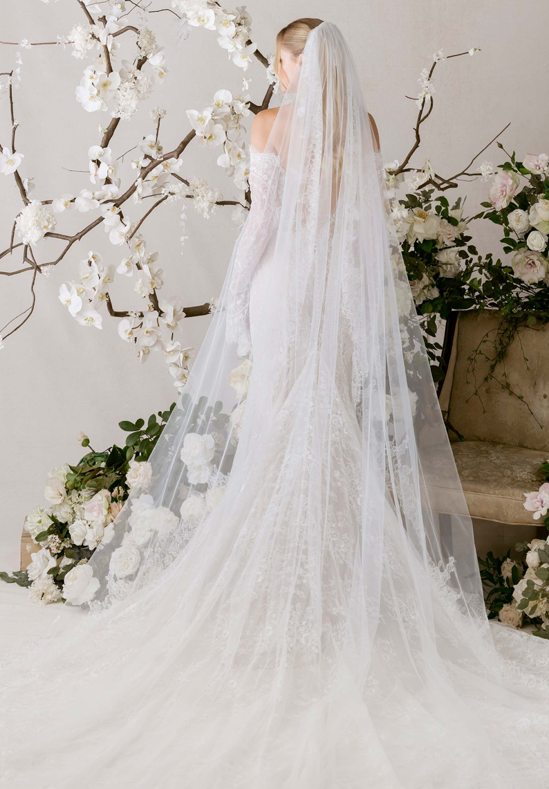 *EXCLUSIVITÉ* Jade - robe de mariée haut de gamme et luxueuse avec haut corset sans bretelle en dentelle non perlé et manches off shoulders en dentelle *EXCLUSIVITÉ* Jade - robe de mariée haut de gamme et luxueuse avec haut corset sans bretelle en dentelle non perlé et manches off shoulders en dentelle