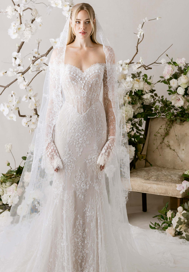 *EXCLUSIVITÉ* Jade - robe de mariée haut de gamme et luxueuse avec haut corset sans bretelle en dentelle non perlé et manches off shoulders en dentelle *EXCLUSIVITÉ* Jade - robe de mariée haut de gamme et luxueuse avec haut corset sans bretelle en dentelle non perlé et manches off shoulders en dentelle