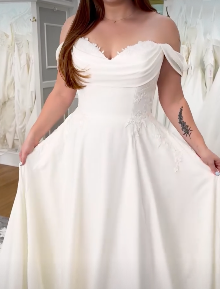 Milie - robe de mariée moderne et classique à bustier de style corset avec bretelles tombantes amovibles et accents de dentelle Milie - robe de mariée moderne et classique à bustier de style corset avec bretelles tombantes amovibles et accents de dentelle