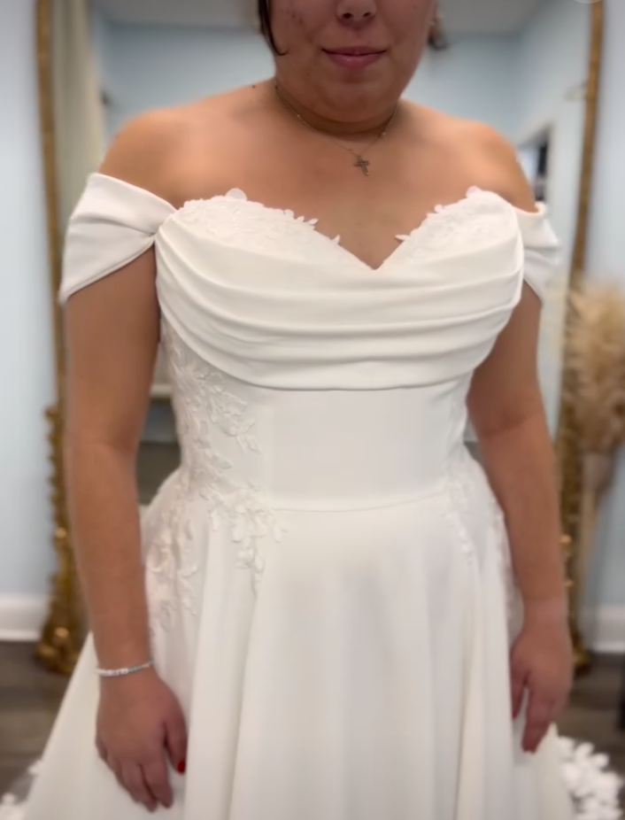 Milie - robe de mariée moderne et classique à bustier de style corset avec bretelles tombantes amovibles et accents de dentelle Milie - robe de mariée moderne et classique à bustier de style corset avec bretelles tombantes amovibles et accents de dentelle