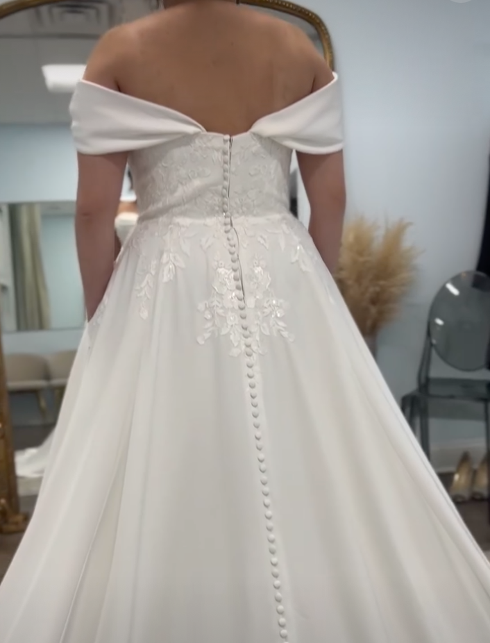 Milie - robe de mariée moderne et classique à bustier de style corset avec bretelles tombantes amovibles et accents de dentelle Milie - robe de mariée moderne et classique à bustier de style corset avec bretelles tombantes amovibles et accents de dentelle