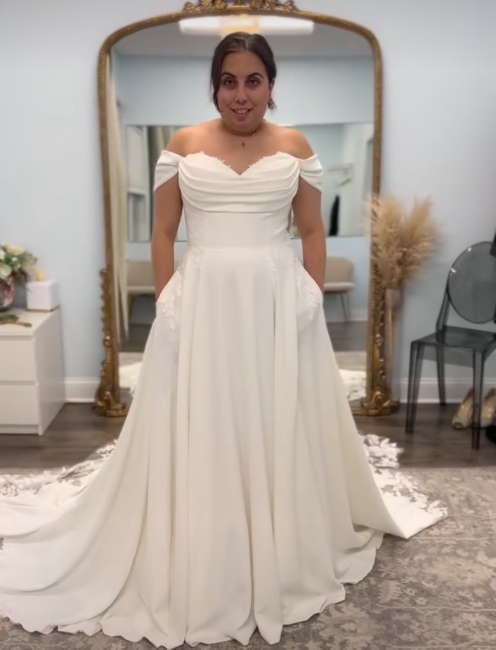 Milie - robe de mariée moderne et classique à bustier de style corset avec bretelles tombantes amovibles et accents de dentelle Milie - robe de mariée moderne et classique à bustier de style corset avec bretelles tombantes amovibles et accents de dentelle