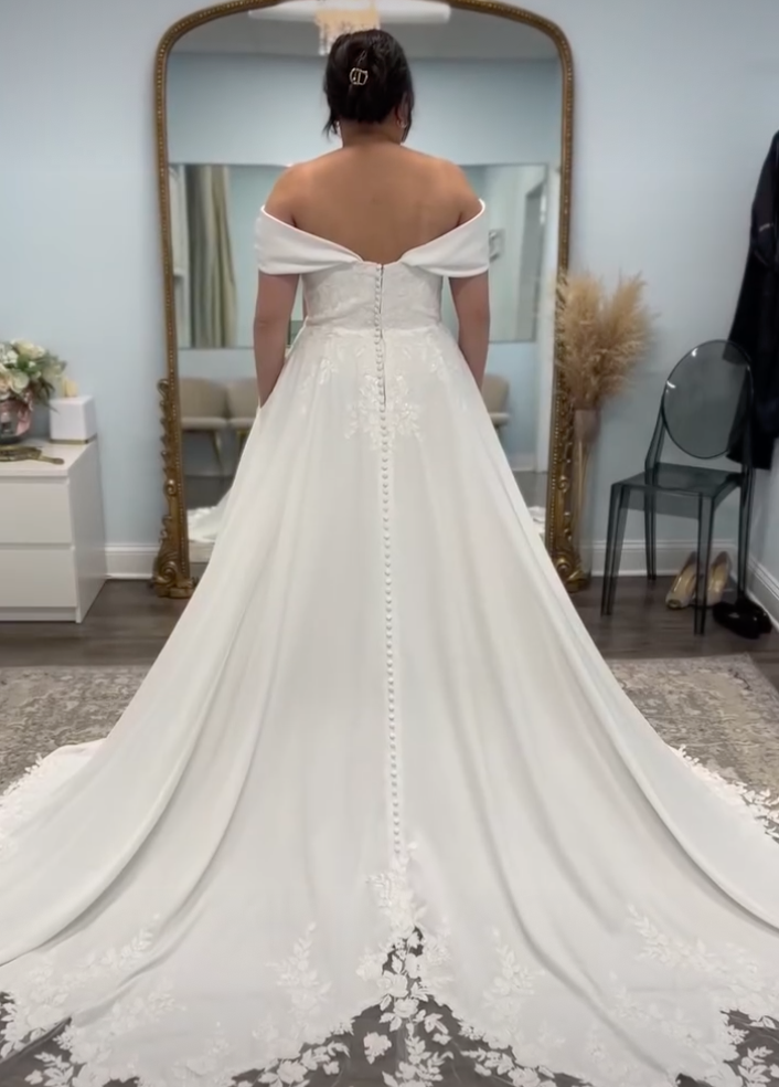 Milie - robe de mariée moderne et classique à bustier de style corset avec bretelles tombantes amovibles et accents de dentelle Milie - robe de mariée moderne et classique à bustier de style corset avec bretelles tombantes amovibles et accents de dentelle