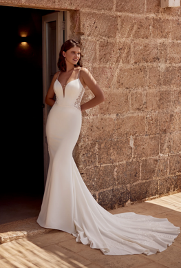 Giulia - robe de mariée coupe ajustée en crêpe à bretelles fines et accents de dentelle