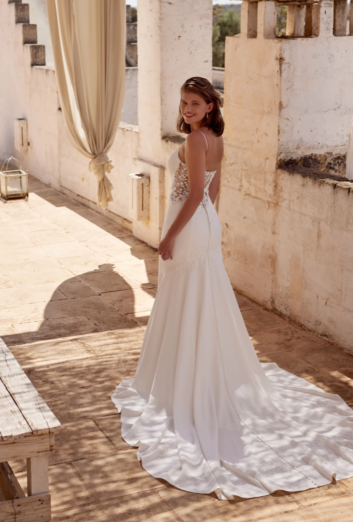 Giulia - robe de mariée coupe ajustée en crêpe à bretelles fines et accents de dentelle Giulia - robe de mariée coupe ajustée en crêpe à bretelles fines et accents de dentelle