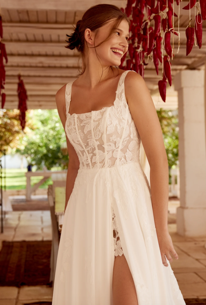 Lou - robe boho romantique moderne en dentelle et jupe de chiffon Lou - robe boho romantique moderne en dentelle et jupe de chiffon