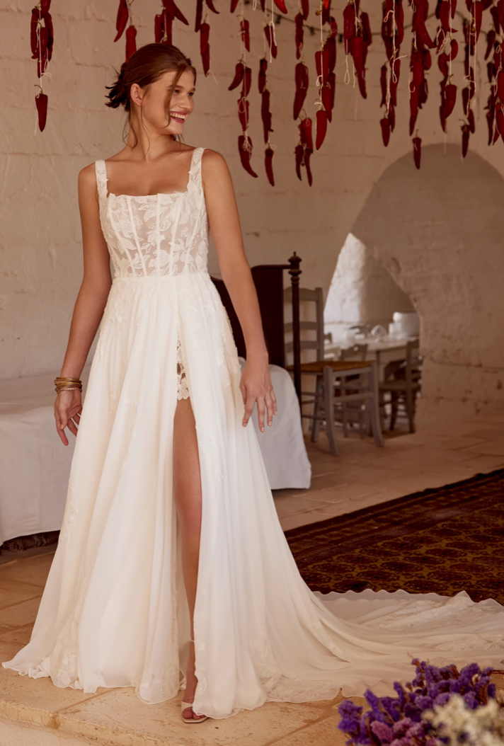 Lou - robe boho romantique moderne en dentelle et jupe de chiffon Lou - robe boho romantique moderne en dentelle et jupe de chiffon