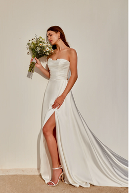 Iris - robe de mariée classique à bustier en coeur et fente à la jambe avec dos papillon