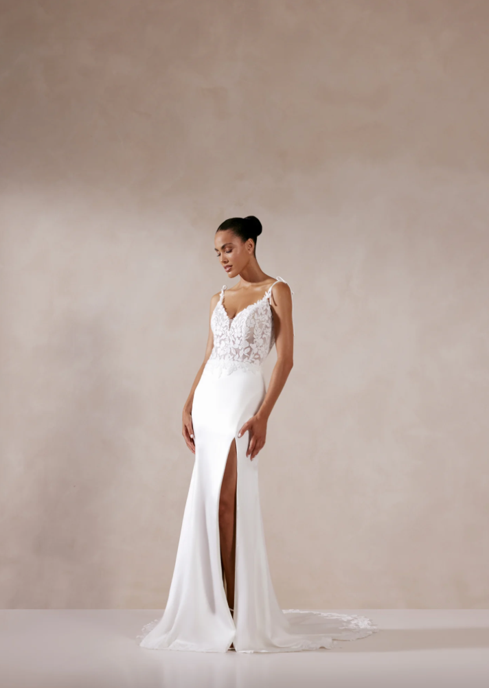 Ella - robe de mariée coupe ajustée en crêpe à bretelles fines et accents de dentelle sans perle Ella - robe de mariée coupe ajustée en crêpe à bretelles fines et accents de dentelle sans perle