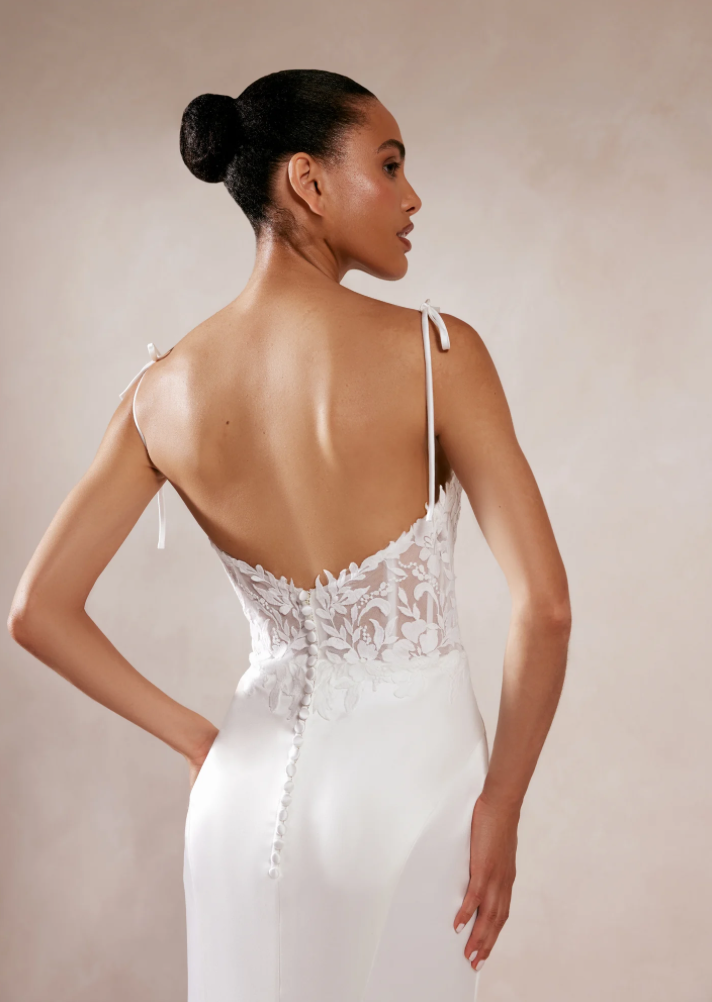 Ella - robe de mariée coupe ajustée en crêpe à bretelles fines et accents de dentelle sans perle Ella - robe de mariée coupe ajustée en crêpe à bretelles fines et accents de dentelle sans perle