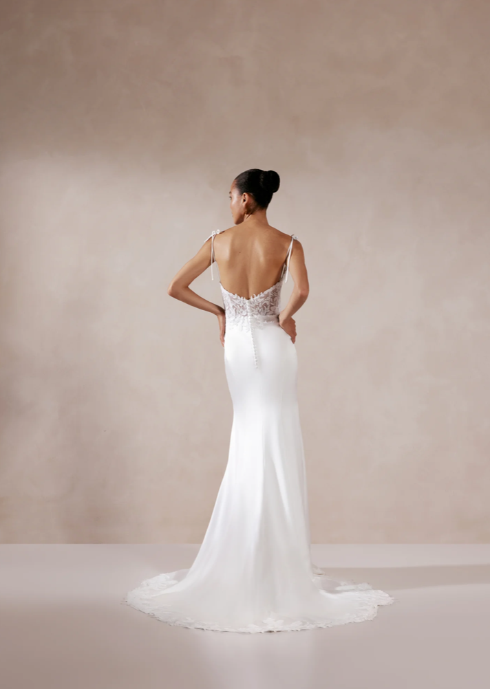 Ella - robe de mariée coupe ajustée en crêpe à bretelles fines et accents de dentelle sans perle Ella - robe de mariée coupe ajustée en crêpe à bretelles fines et accents de dentelle sans perle