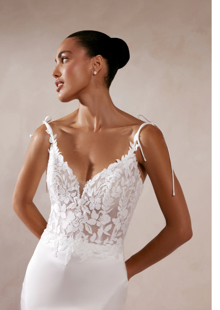 Ella - robe de mariée coupe ajustée en crêpe à bretelles fines et accents de dentelle sans perle Ella - robe de mariée coupe ajustée en crêpe à bretelles fines et accents de dentelle sans perle