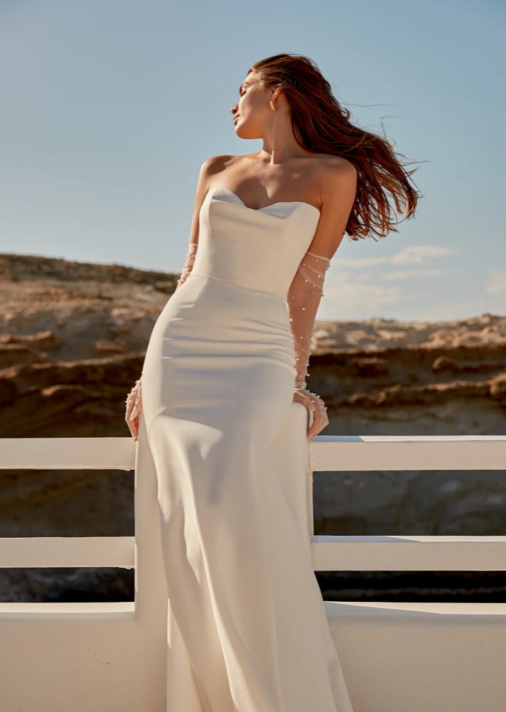 Maika - robe de mariée moderne ajustée et épurée à encolure sans bretelle et dos en V Maika - robe de mariée moderne ajustée et épurée à encolure sans bretelle et dos en V