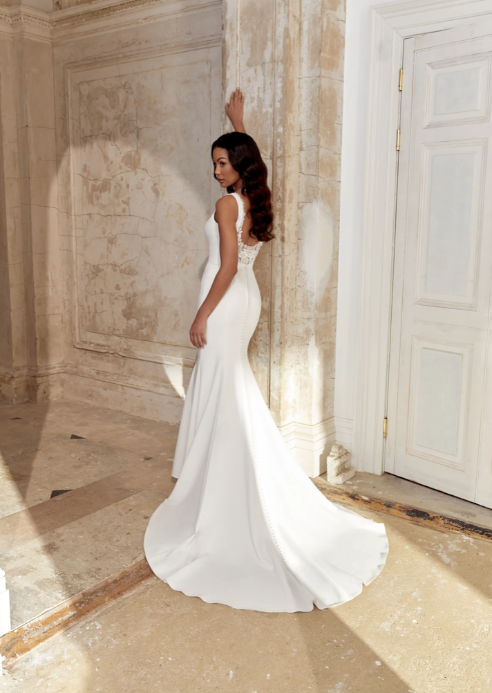 Joy - robe de mariée moderne ajustée et épurée à encolure carré et détails de dentelle au dos Joy - robe de mariée moderne ajustée et épurée à encolure carré et détails de dentelle au dos