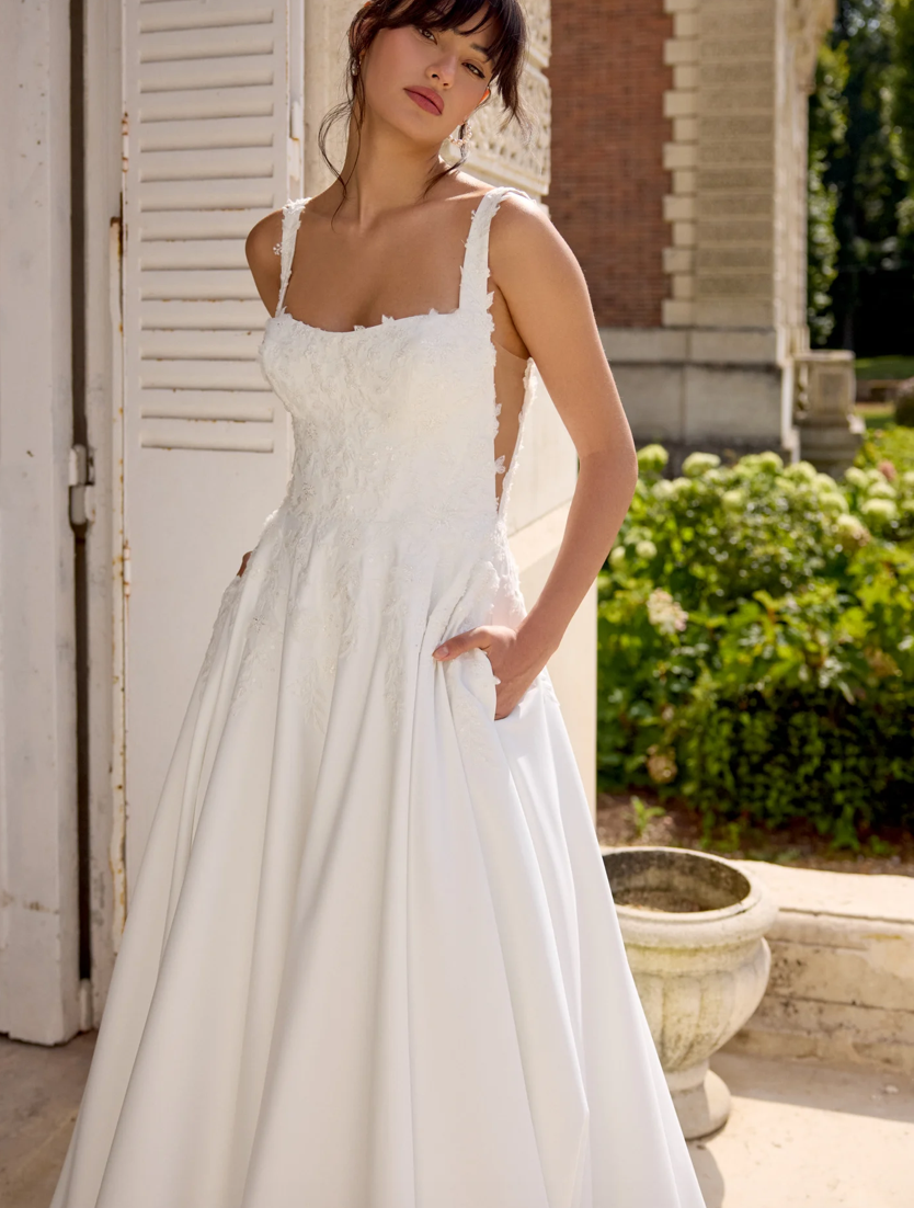 Annie - robe de mariée classique en satin à encolure droite avec appliqués de dentelle perlée Annie - robe de mariée classique en satin à encolure droite avec appliqués de dentelle perlée