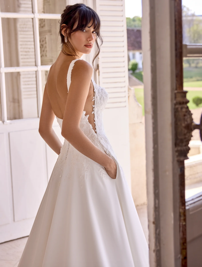 Annie - robe de mariée classique en satin à encolure droite avec appliqués de dentelle perlée Annie - robe de mariée classique en satin à encolure droite avec appliqués de dentelle perlée