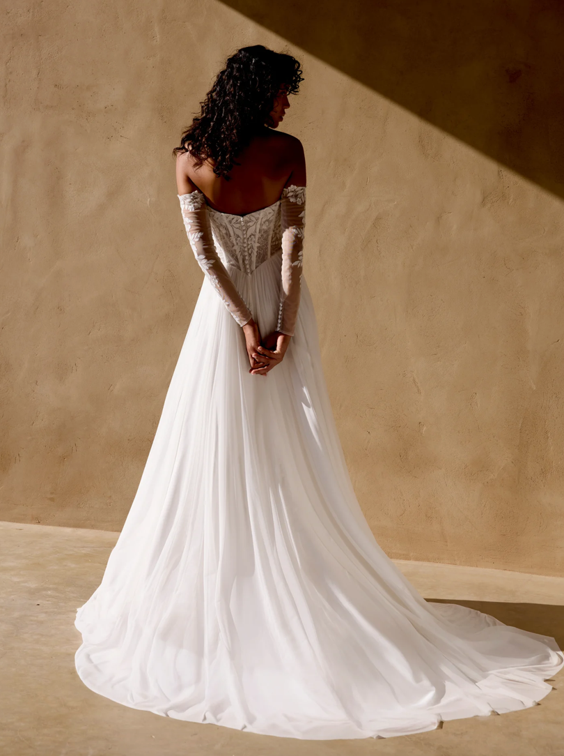 Jules - robe de mariée moderne avec haut corset sans bretelle en dentelle avec jupe de chiffon vaporeuse Jules - robe de mariée moderne avec haut corset sans bretelle en dentelle avec jupe de chiffon vaporeuse