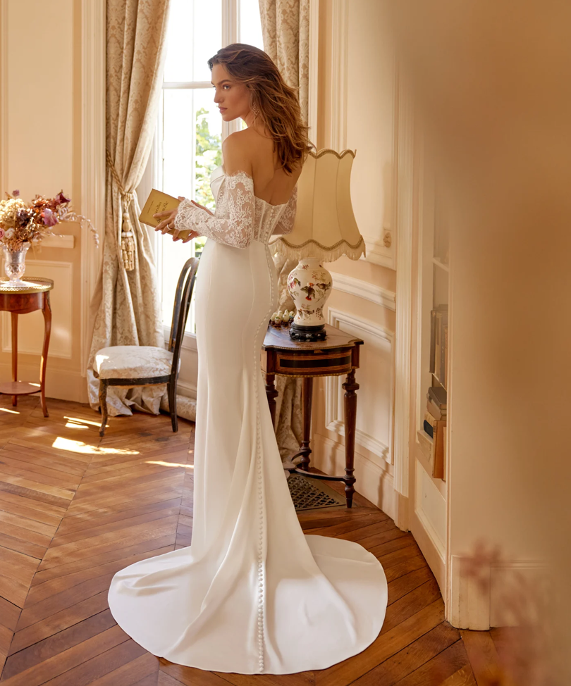 Dora - robe de mariée moderne en satin avec haut corset sans bretelle et gants amovibles Dora - robe de mariée moderne en satin avec haut corset sans bretelle et gants amovibles