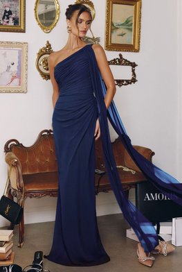 Nola - robe longue en chiffon è encolure asymétrique avec châle au cou