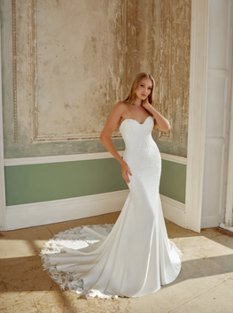 Gemma - robe de mariée coupe ajustée en crêpe sans bretelles avec dentelle et traîne brodée