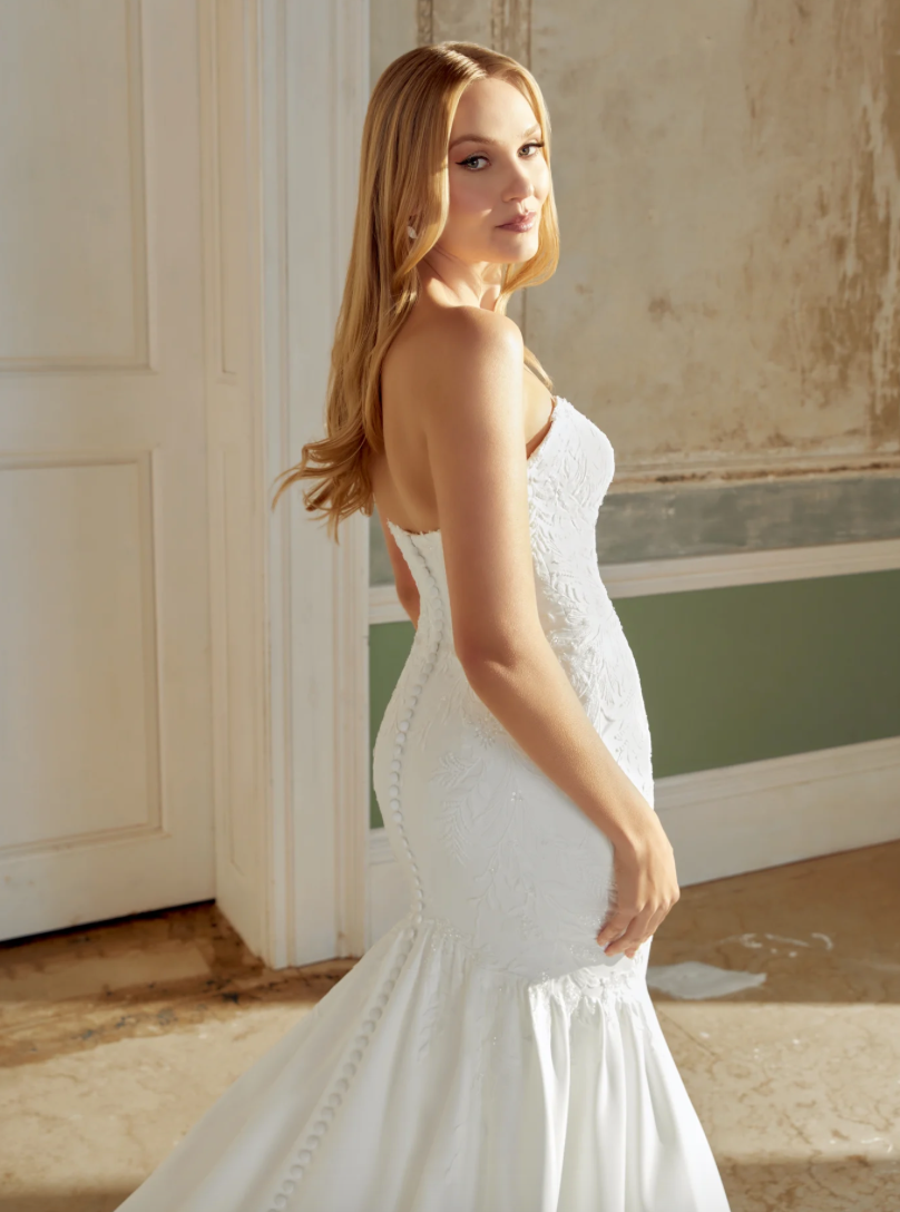 Gemma - robe de mariée coupe ajustée en crêpe sans bretelles avec dentelle et traîne brodée Gemma - robe de mariée coupe ajustée en crêpe sans bretelles avec dentelle et traîne brodée
