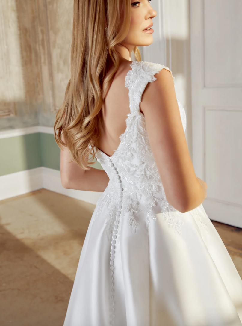Belle *échantillon taille 14* - robe de mariée classique en mikado avec haut en dentelle et manchettes courtes Belle *échantillon taille 14* - robe de mariée classique en mikado avec haut en dentelle et manchettes courtes