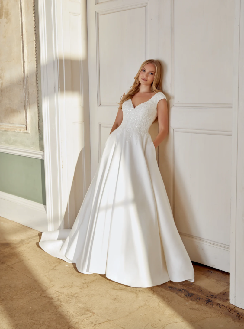 Belle *échantillon taille 14* - robe de mariée classique en mikado avec haut en dentelle et manchettes courtes Belle *échantillon taille 14* - robe de mariée classique en mikado avec haut en dentelle et manchettes courtes