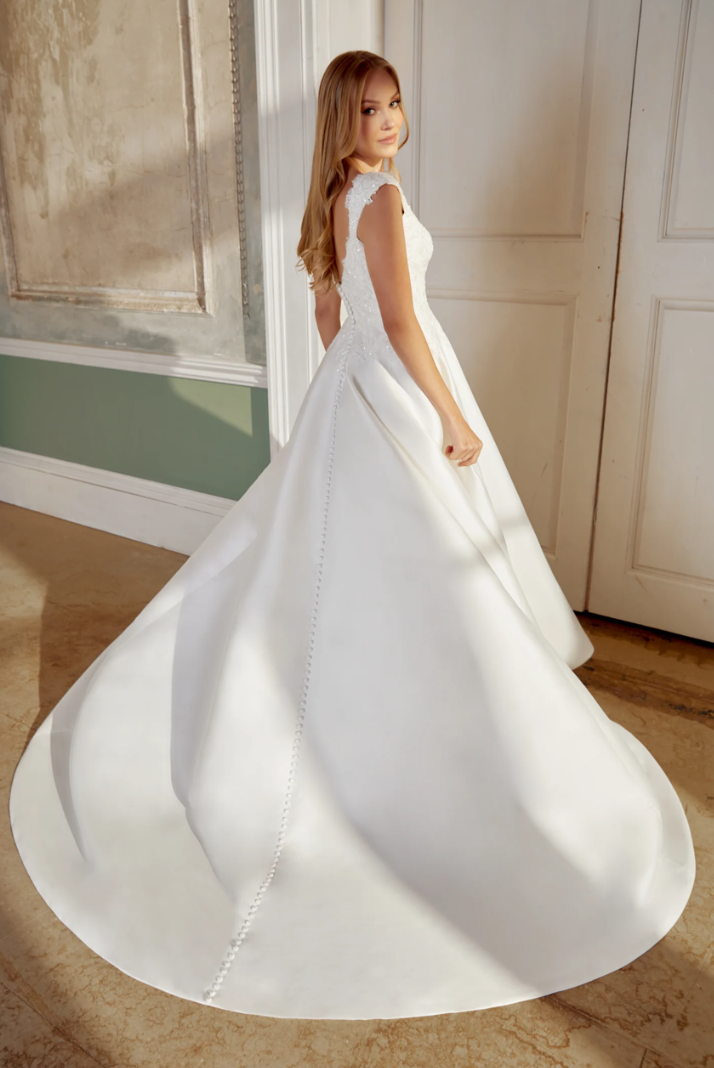 Belle *échantillon taille 14* - robe de mariée classique en mikado avec haut en dentelle et manchettes courtes Belle *échantillon taille 14* - robe de mariée classique en mikado avec haut en dentelle et manchettes courtes