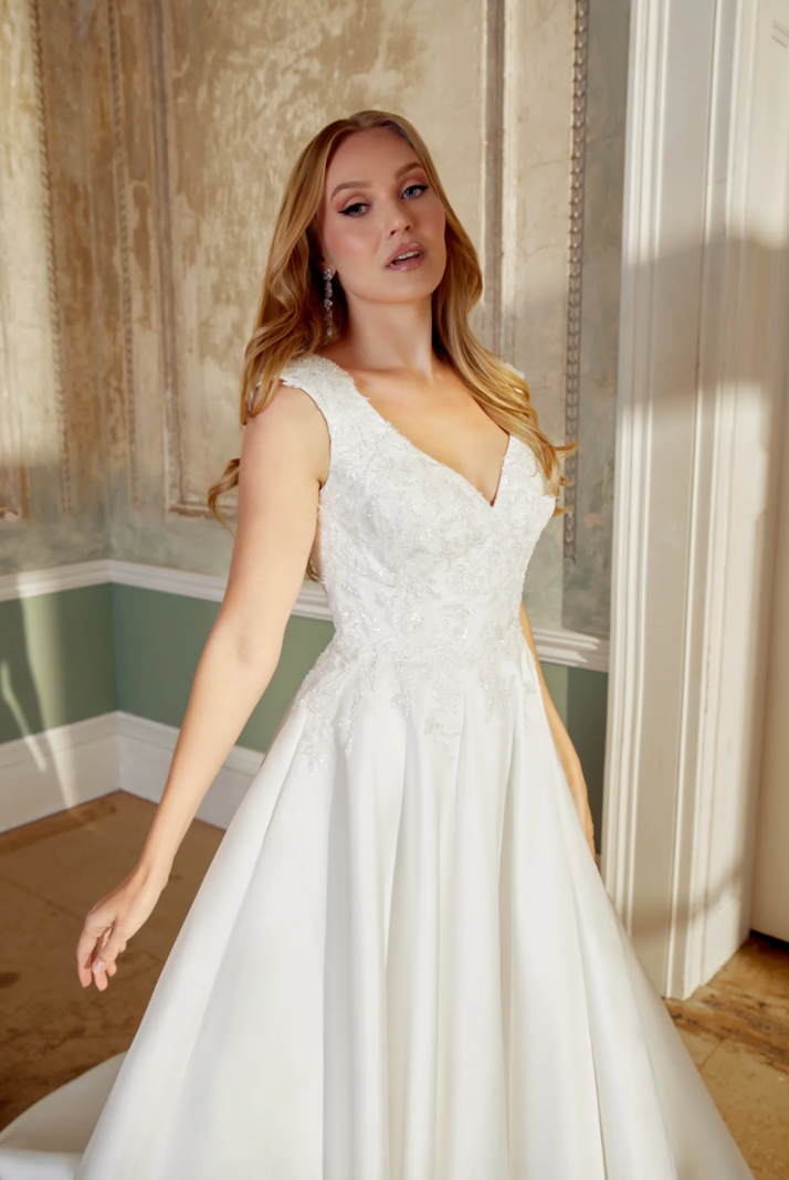 Belle *échantillon taille 14* - robe de mariée classique en mikado avec haut en dentelle et manchettes courtes Belle *échantillon taille 14* - robe de mariée classique en mikado avec haut en dentelle et manchettes courtes