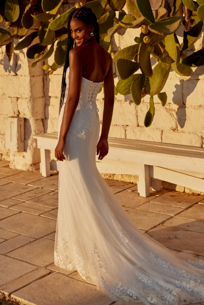 Madelyn - robe de mariée coupe ajustée en crêpe sans bretelles avec dentelle et traîne brodée Madelyn - robe de mariée coupe ajustée en crêpe sans bretelles avec dentelle et traîne brodée