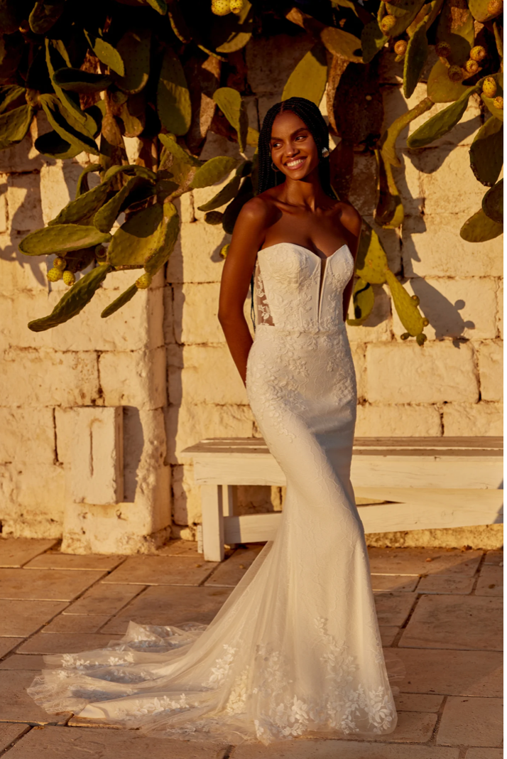 Madelyn - robe de mariée coupe ajustée en crêpe sans bretelles avec dentelle et traîne brodée Madelyn - robe de mariée coupe ajustée en crêpe sans bretelles avec dentelle et traîne brodée