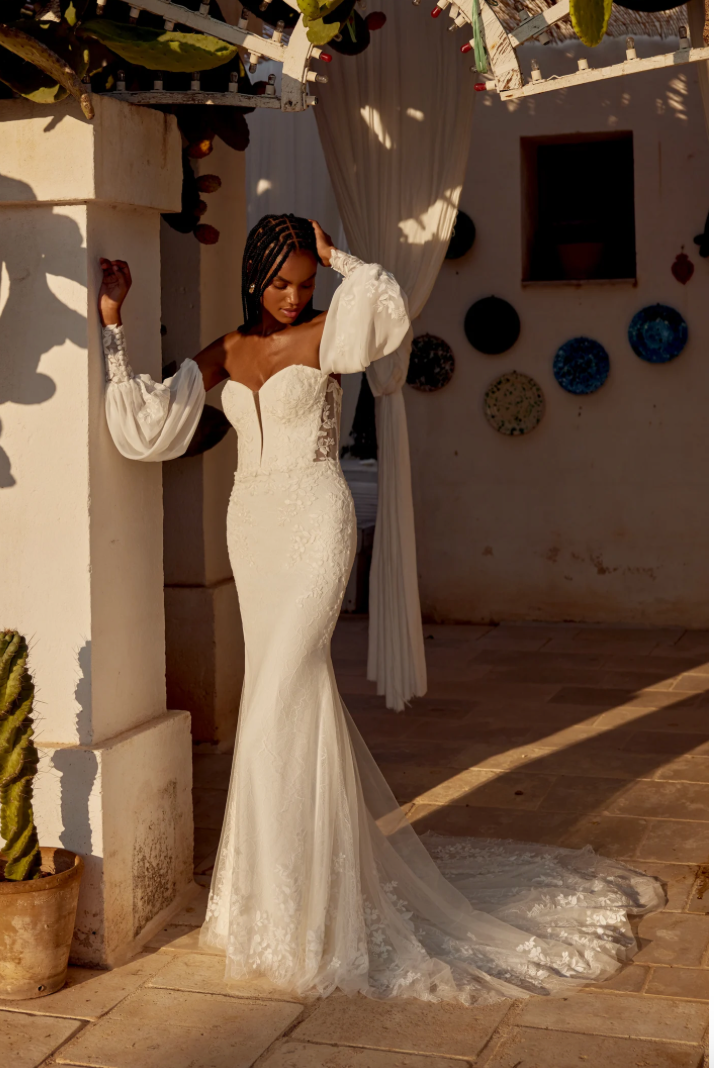 Madelyn - robe de mariée coupe ajustée en crêpe sans bretelles avec dentelle et traîne brodée Madelyn - robe de mariée coupe ajustée en crêpe sans bretelles avec dentelle et traîne brodée