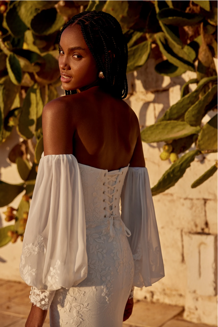 Madelyn - robe de mariée coupe ajustée en crêpe sans bretelles avec dentelle et traîne brodée Madelyn - robe de mariée coupe ajustée en crêpe sans bretelles avec dentelle et traîne brodée