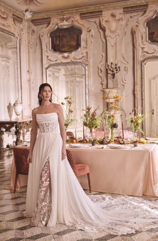 Violet - robe de mariée moderne avec haut corset sans bretelle en dentelle avec jupe de chiffon vaporeuse et traîne majestueuse Violet - robe de mariée moderne avec haut corset sans bretelle en dentelle avec jupe de chiffon vaporeuse et traîne majestueuse
