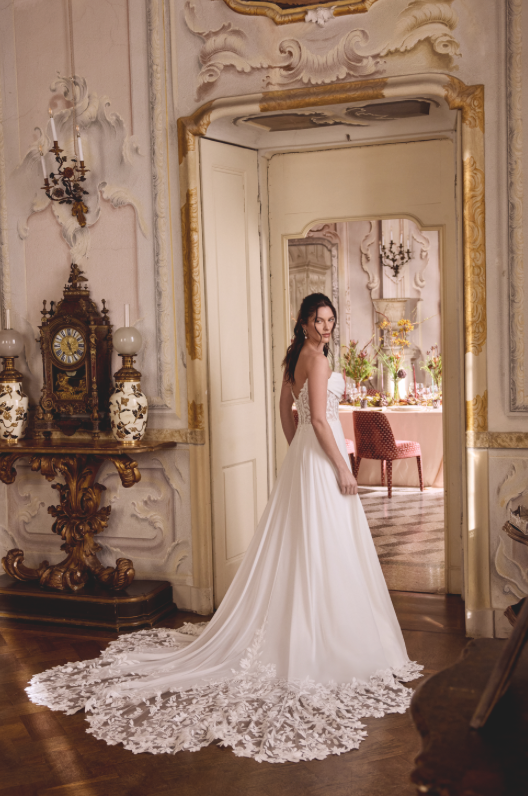 Violet - robe de mariée moderne avec haut corset sans bretelle en dentelle avec jupe de chiffon vaporeuse et traîne majestueuse Violet - robe de mariée moderne avec haut corset sans bretelle en dentelle avec jupe de chiffon vaporeuse et traîne majestueuse
