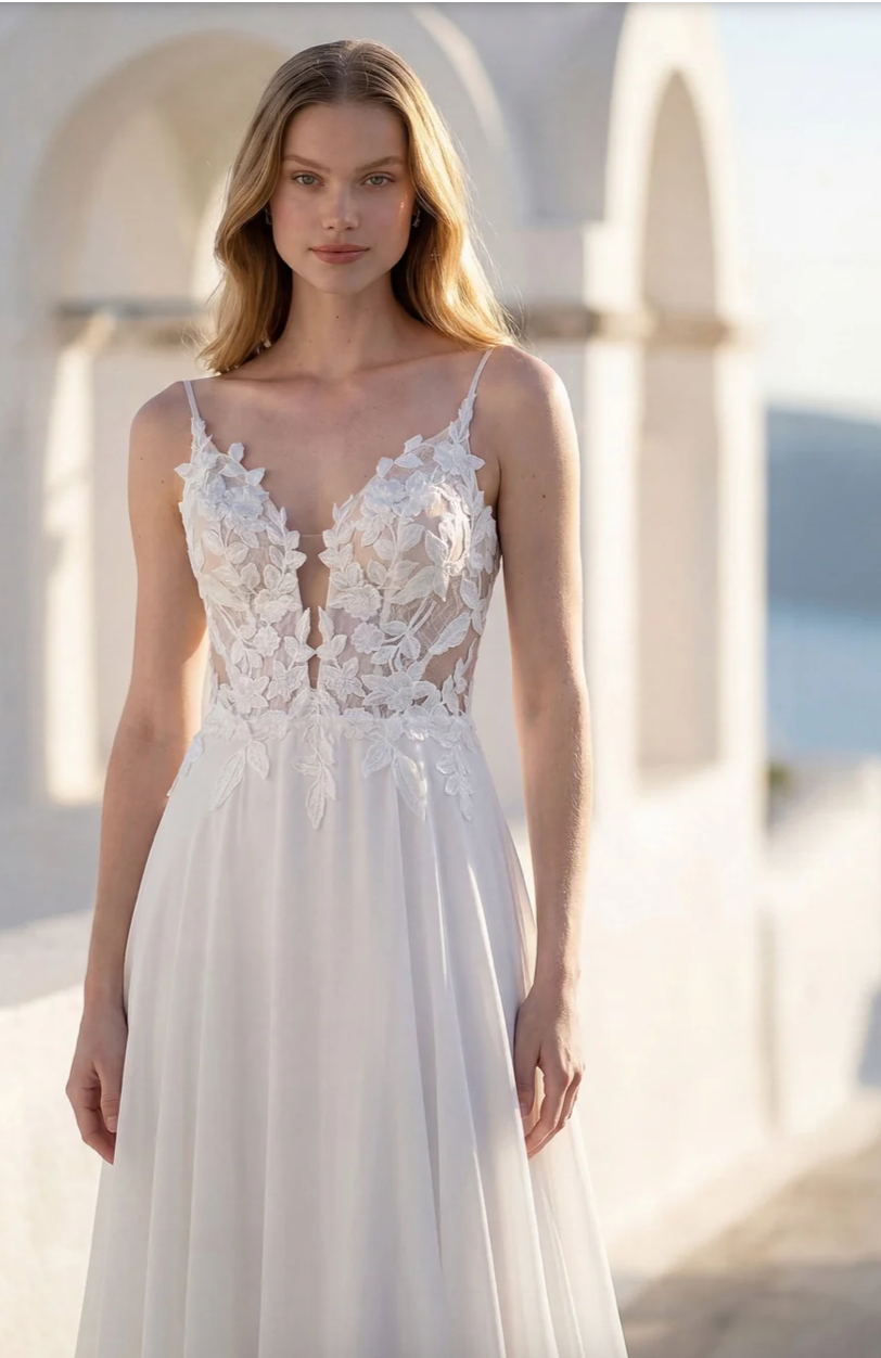 Elizabeth - robe boho romantique en dentelle et jupe de chiffon avec traîne à insertions de dentelle Elizabeth - robe boho romantique en dentelle et jupe de chiffon avec traîne à insertions de dentelle