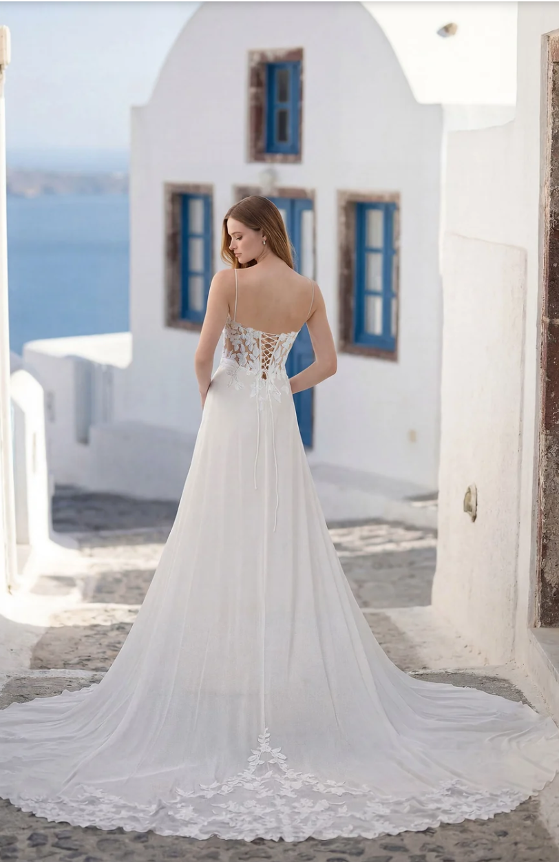 Elizabeth - robe boho romantique en dentelle et jupe de chiffon avec traîne à insertions de dentelle Elizabeth - robe boho romantique en dentelle et jupe de chiffon avec traîne à insertions de dentelle