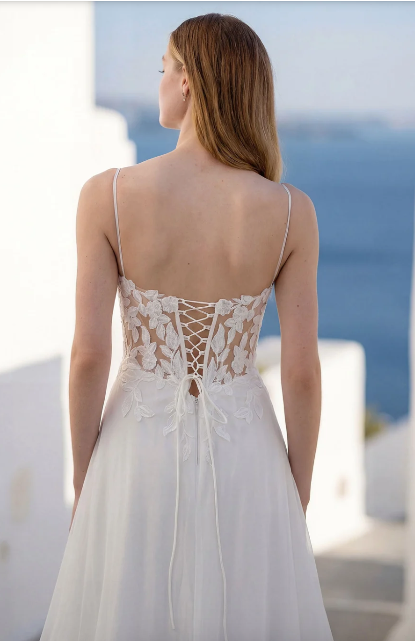 Elizabeth - robe boho romantique en dentelle et jupe de chiffon avec traîne à insertions de dentelle Elizabeth - robe boho romantique en dentelle et jupe de chiffon avec traîne à insertions de dentelle