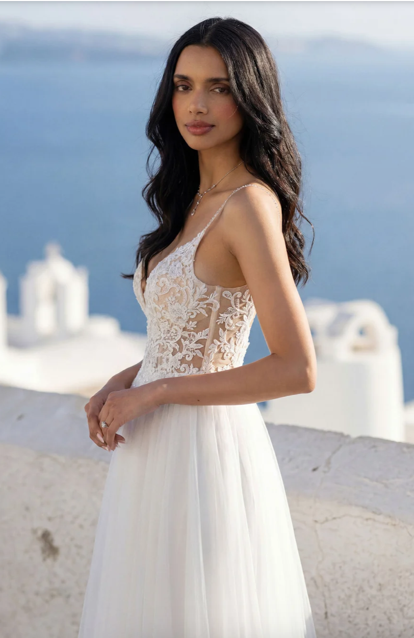 John - robe de mariée romantique en dentelle et jupe de tulle légère John - robe de mariée romantique en dentelle et jupe de tulle légère