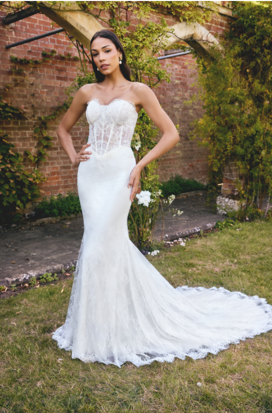 *EXCLUSIVITÉ* Macie - robe de mariée moderne avec haut corset sans bretelle en dentelle non perlé et gants de dentelle avec gants en dentelle *EXCLUSIVITÉ* Macie - robe de mariée moderne avec haut corset sans bretelle en dentelle non perlé et gants de dentelle avec gants en dentelle