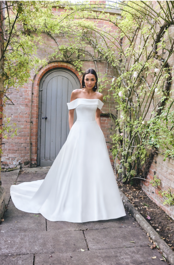 * EXCLUSIVITÉ * September - robe de mariée moderne et classique à encolure droite avec off houlder * EXCLUSIVITÉ * September - robe de mariée moderne et classique à encolure droite avec off houlder
