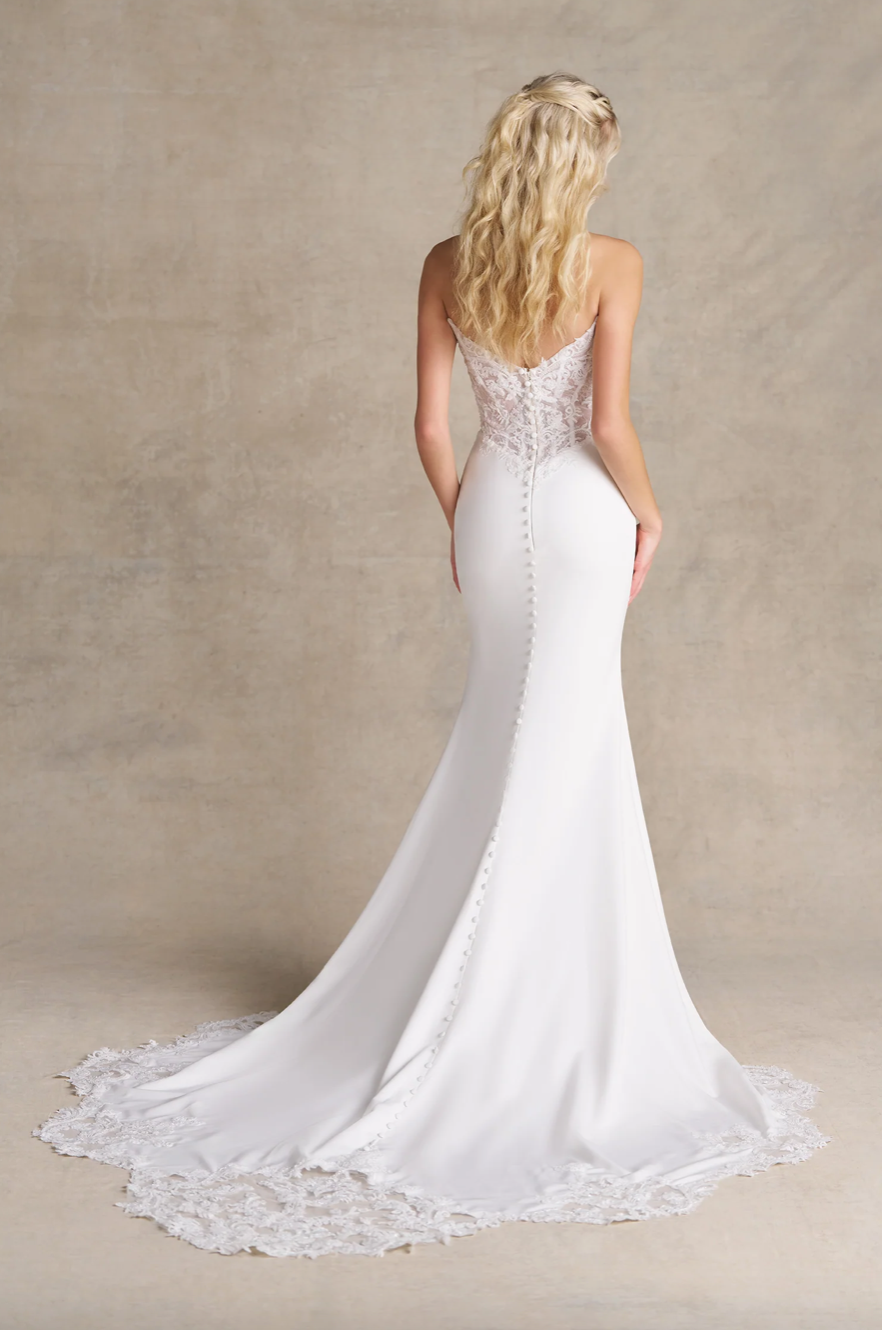 Anderson - robe de mariée minimaliste en crêpe extensible de coupe ajustée avec avec bretelles tombantes et insertions de dentelle Anderson - robe de mariée minimaliste en crêpe extensible de coupe ajustée avec avec bretelles tombantes et insertions de dentelle