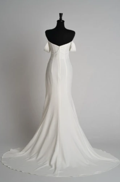 *EXCLUSIVITÉ* Maggie - robe de mariée minimaliste en crêpe extensible de coupe ajustée avec avec bretelles tombantes *EXCLUSIVITÉ* Maggie - robe de mariée minimaliste en crêpe extensible de coupe ajustée avec avec bretelles tombantes