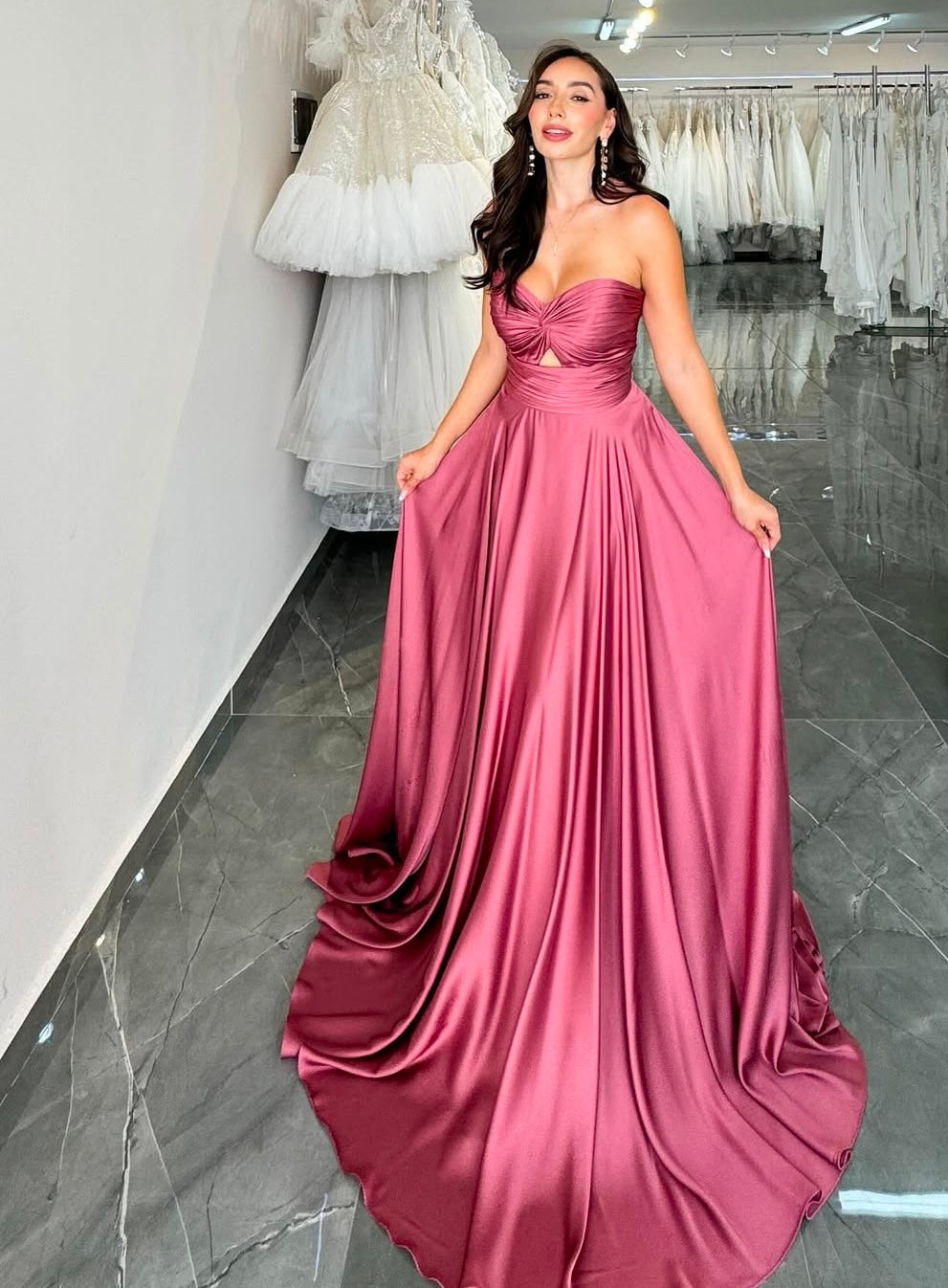 Weston *tailles 4 à 14* - robe longue en tissus satiné avec bustier en coeur et cut-out à l'avant Weston *tailles 4 à 14* - robe longue en tissus satiné avec bustier en coeur et cut-out à l'avant