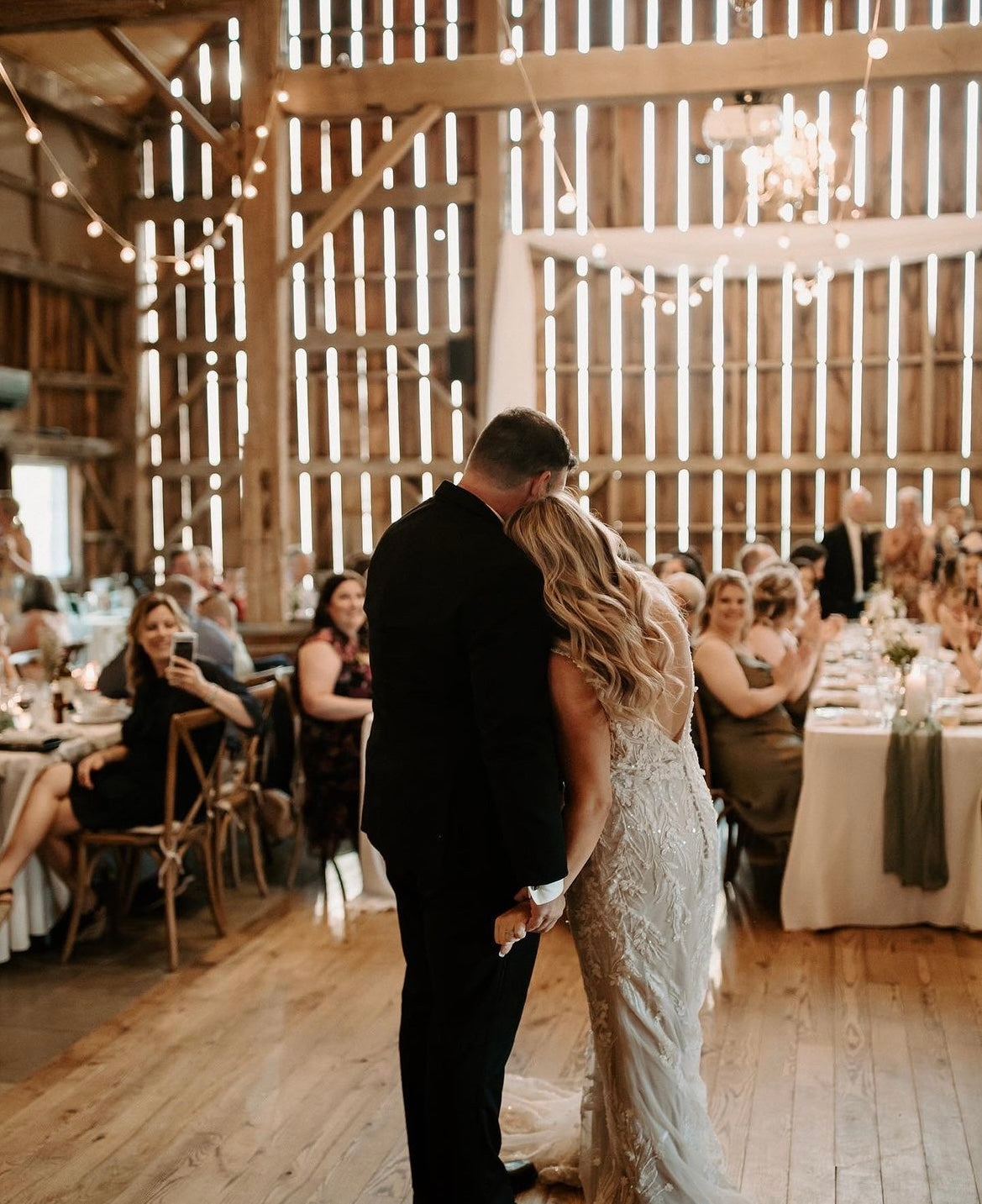 Xena - robe à coupe ajustée à dentelle perlée luxueuse et dos dénudé, avec boucles amovibles Xena - robe à coupe ajustée à dentelle perlée luxueuse et dos dénudé, avec boucles amovibles