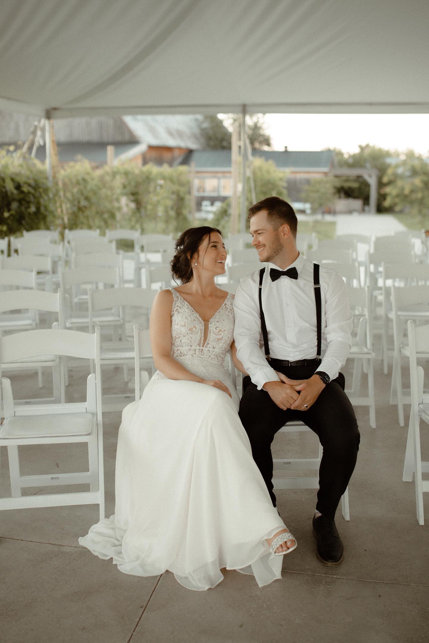 Shiloh *taille plus* - robe de mariée boho sans manches avec haut en V et décolleté illusion Shiloh *taille plus* - robe de mariée boho sans manches avec haut en V et décolleté illusion