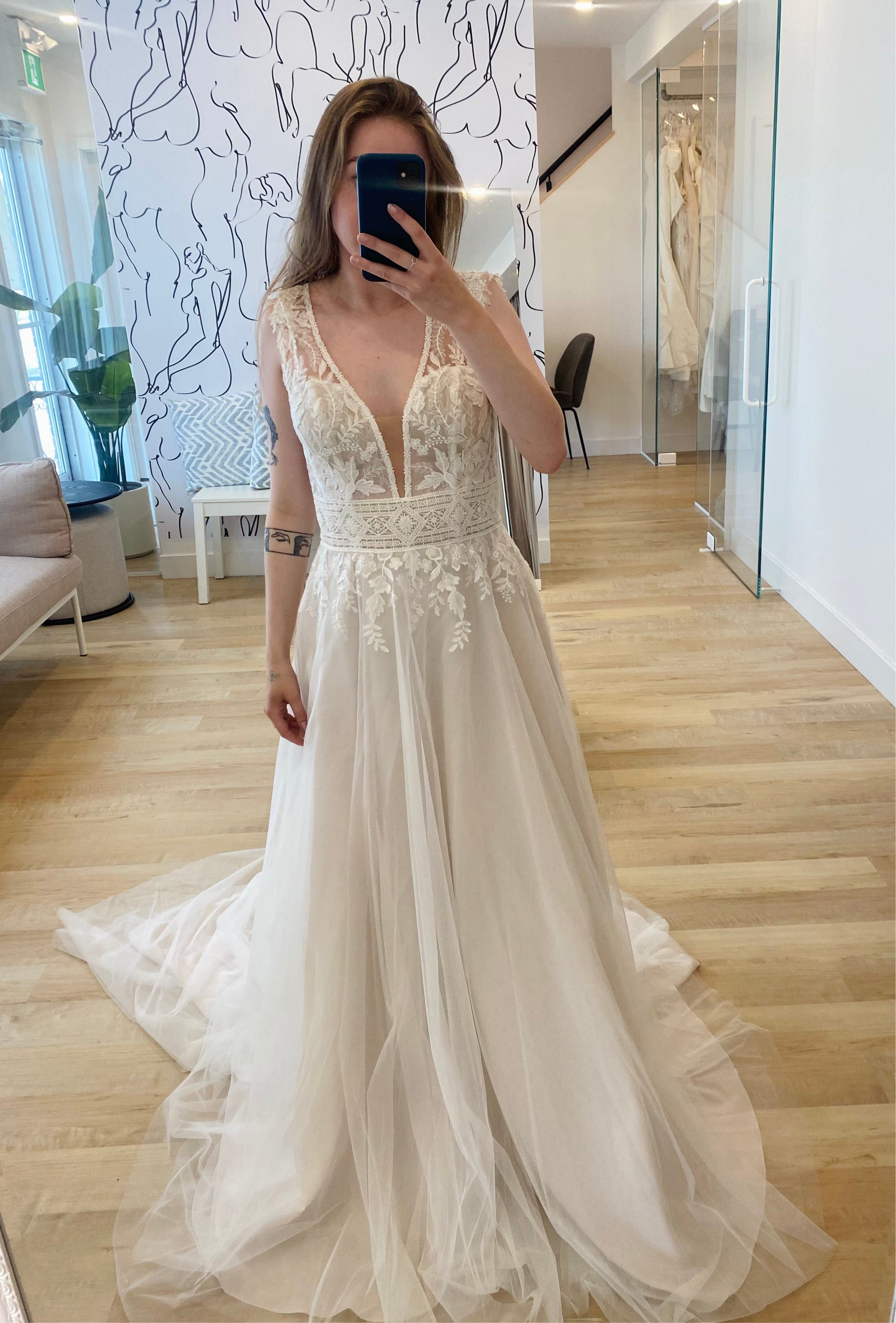 Mavi - robe de mariée boho ligne A avec dentelle florale unique et manches courtes vaporeuses Mavi - robe de mariée boho ligne A avec dentelle florale unique et manches courtes vaporeuses